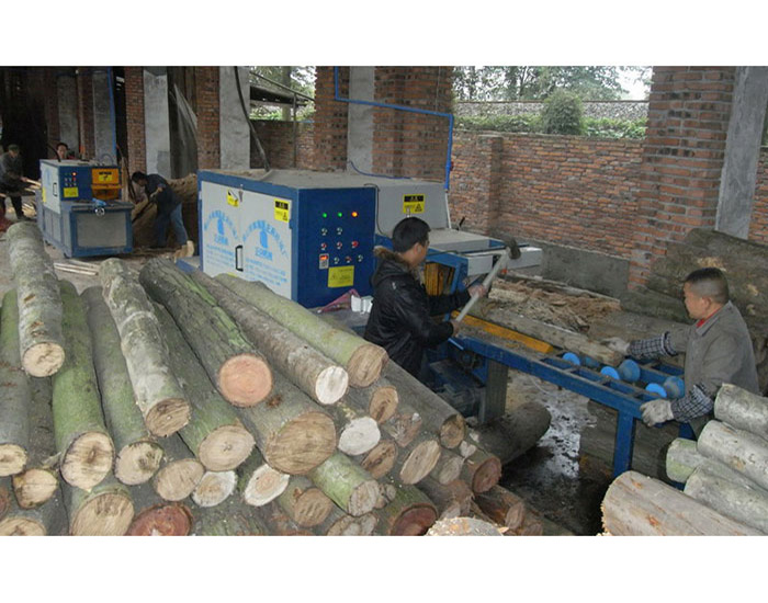 德陽(yáng)-什邡禾洛水鎮(zhèn)-圓木300方木150高多片鋸加工現(xiàn)場(chǎng)
