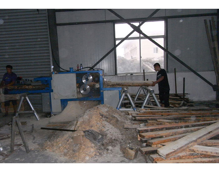 江蘇鹽城大豐港-圓木多片鋸200加工現(xiàn)場(chǎng)