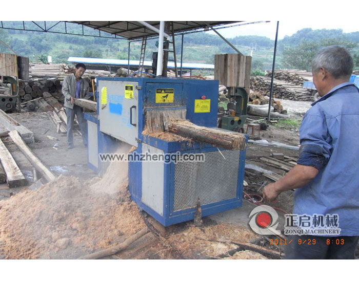 四川省-雅安-鋸方木加工現(xiàn)場